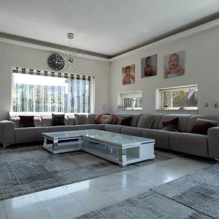 Big 5-bedroom House In Holiday home