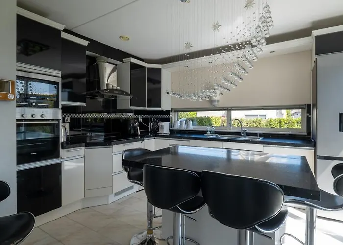 Big 5-bedroom House In *