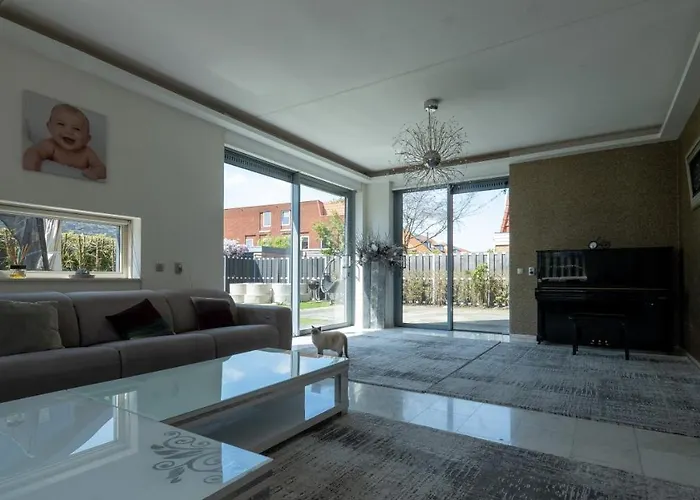 Big 5-bedroom House In * Capelle aan den IJssel