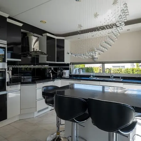 Big 5-bedroom House In *